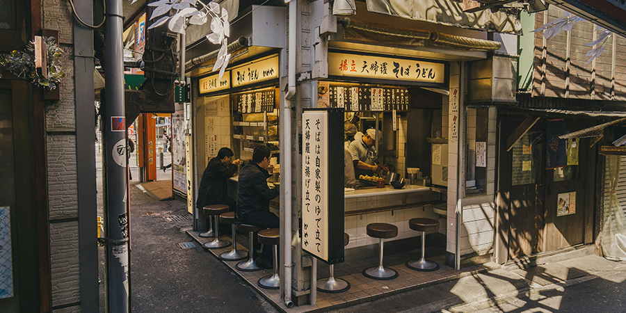 La street food japonaise : histoire et évolution des stands ambulants